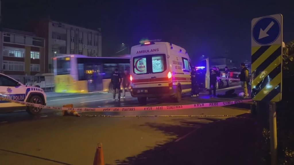 Küçükçekmece'de otomobil ile motosiklet çarpıştı: 1 ölü, 1 ağır yaralı