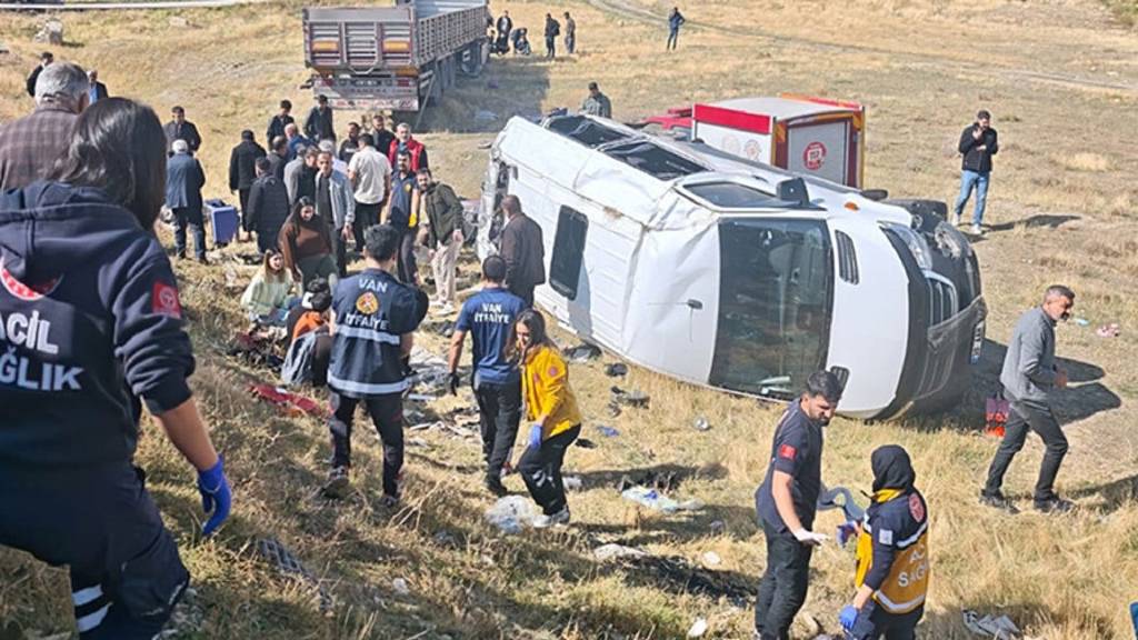 Van'da TIR ile çarpışan minibüs şarampole yuvarlandı: 11 yaralı