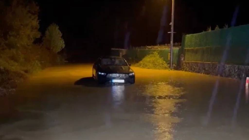Pendik'te dere taştı: Otomobille suya kapılan 2 kişi aranıyor