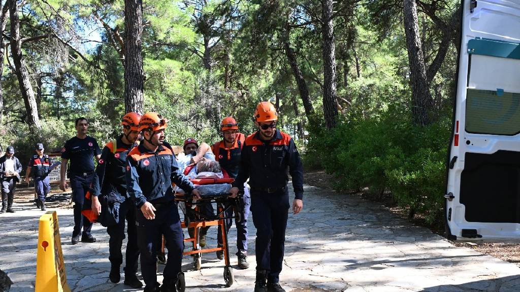 Antalya'da şelalede 6 metreden düşen Rus turist kurtarıldı
