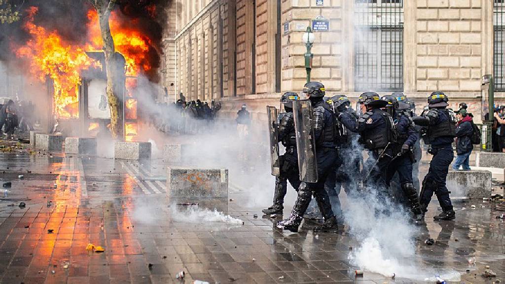 Paris'te gerginlik sürüyor: Polis biber gazı ve şok bombası kullandı