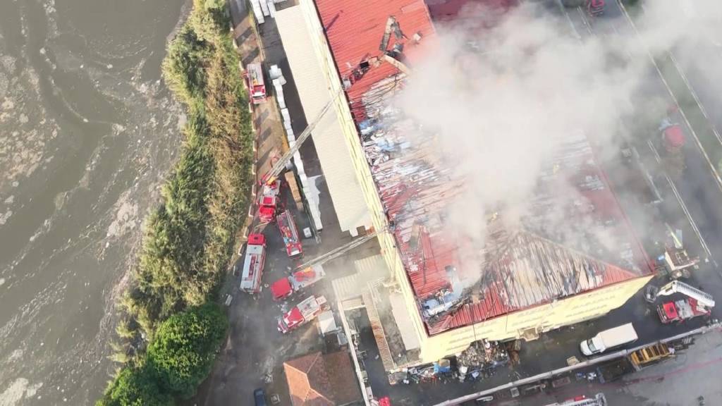 Tuzla'da ayakkabı fabrikasında yangın: Hasar havadan görüntülendi