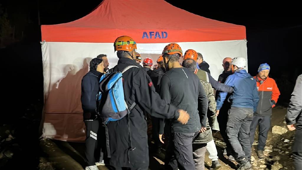 Yazılı Kanyon'da mahsur kalan 10 gönüllü kurtarıldı