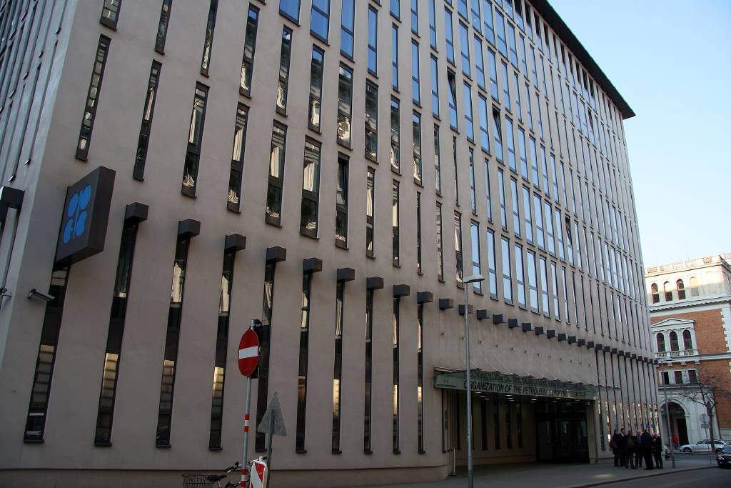 OPEC, 2026 petrol talebi artış tahminini düşürdü