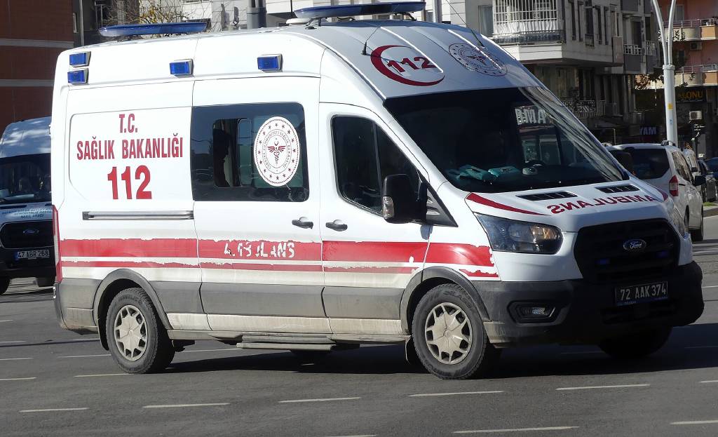 Mersin'de yolcu minibüsü uçuruma devrildi: 17 yaralı