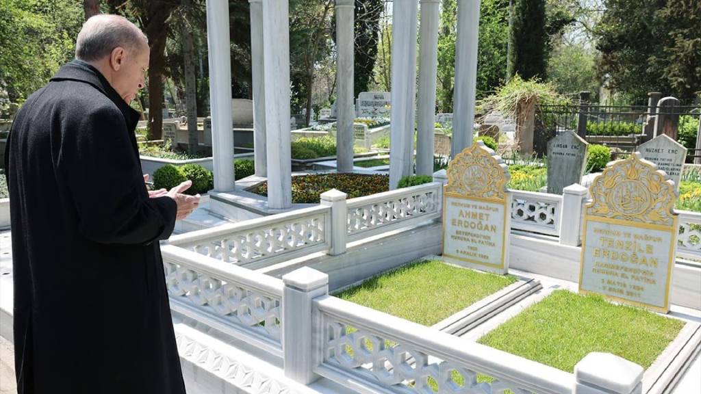 Cumhurbaşkanı Erdoğan, anne ve babasının kabirlerini ziyaret etti