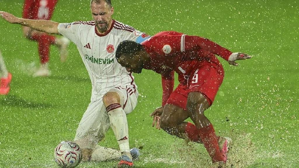 Ümraniyespor-Boluspor maçı yağmur nedeniyle yarıda kaldı