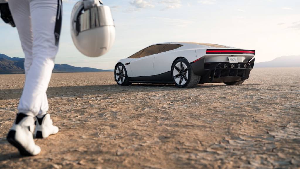 Elon Musk, havalanabilen yeni Tesla Roadster'ı tanıttı