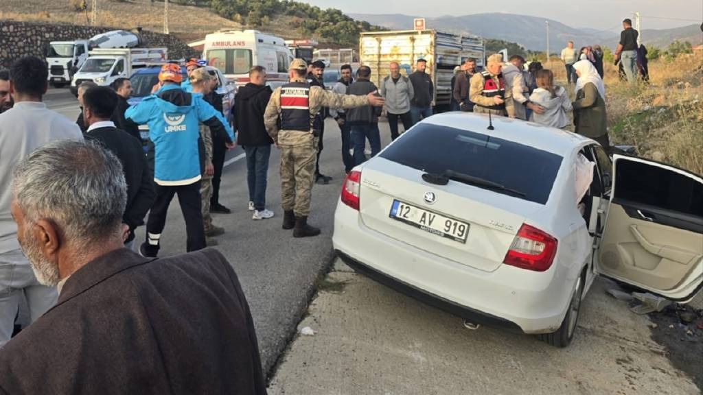 Bingöl'de otomobil beton menfeze çarptı: 2 ölü, 1 ağır yaralı