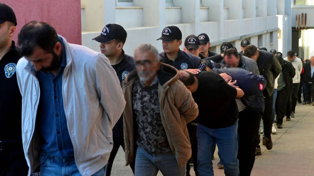 Kurgu trafik kazalarıyla sigorta dolandırıcılığı: 80 şüpheli adliyede