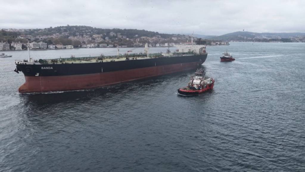 Karaya oturan BANDA tankeri İstanbul Boğazı'ndan geçirildi