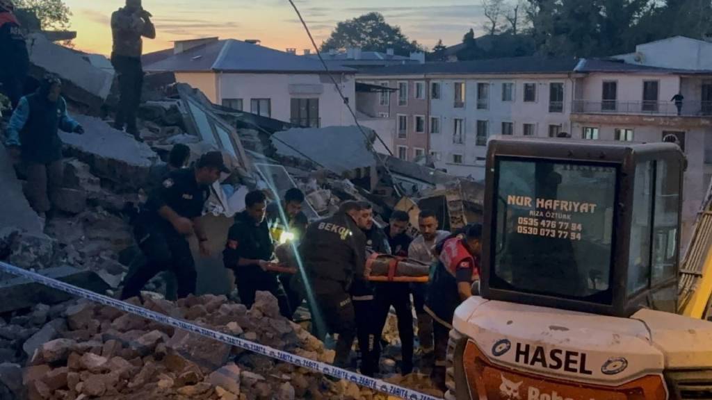 Zonguldak'ta 3 katlı bina çöktü: 1 kişi kurtarıldı, 1 kişi aranıyor