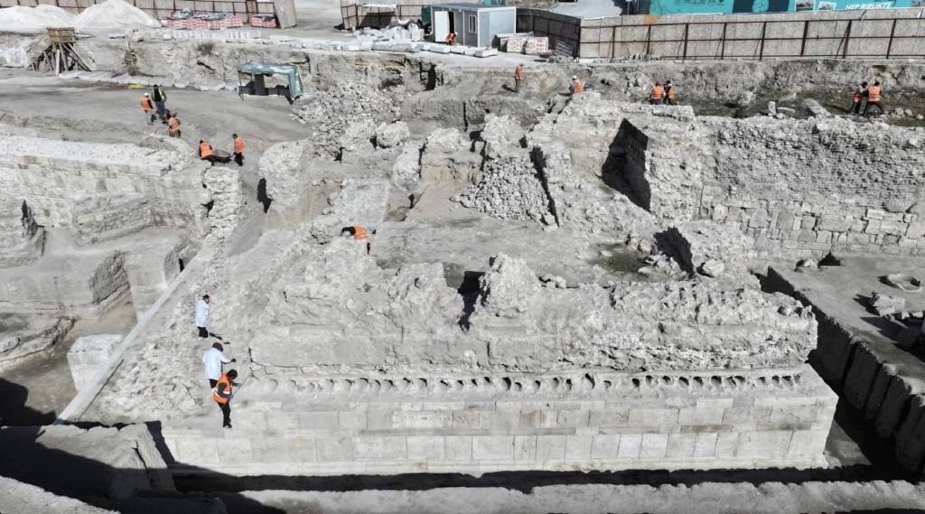 Konya'da Larende Kapısı ve sur duvarları gün yüzüne çıktı