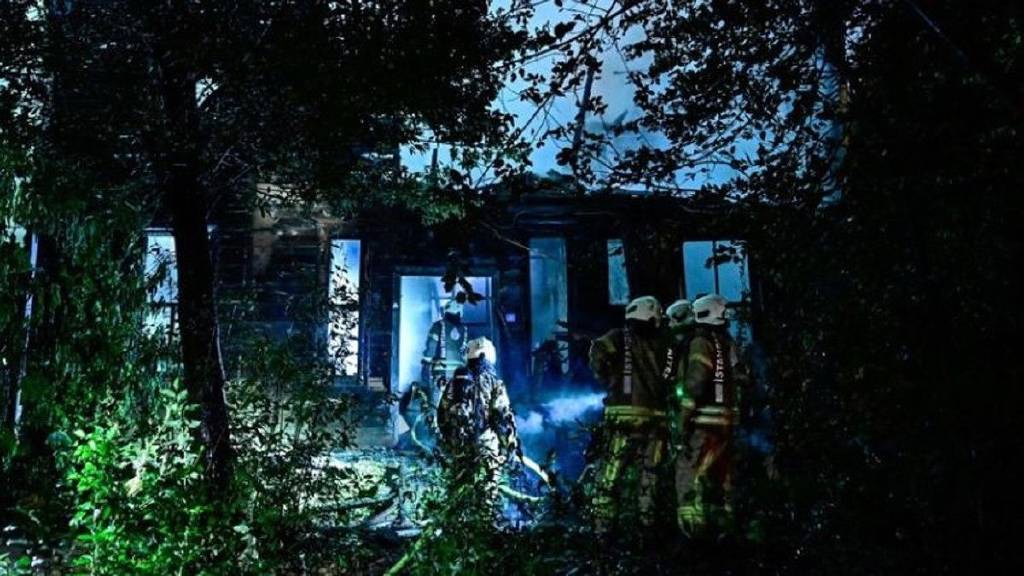 Kadıköy'de 3 katlı ahşap köşk alevlere teslim oldu
