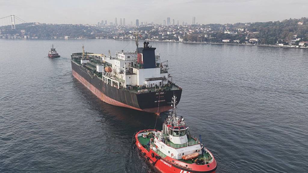 Dron saldırısına uğrayan tanker geçti, Boğaz trafiğe kapatıldı