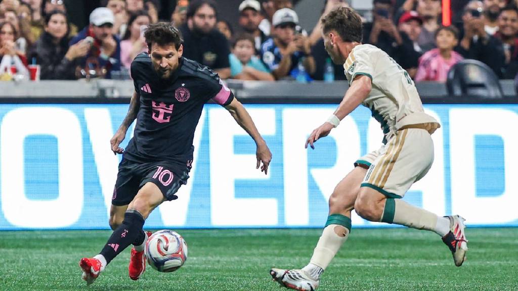 Messi 4 dakikada 2 gol attı, takım arkadaşını da çalımladı