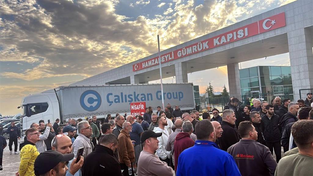 Hamzabeyli Sınır Kapısı'nda tır sürücüleri peronları kapattı