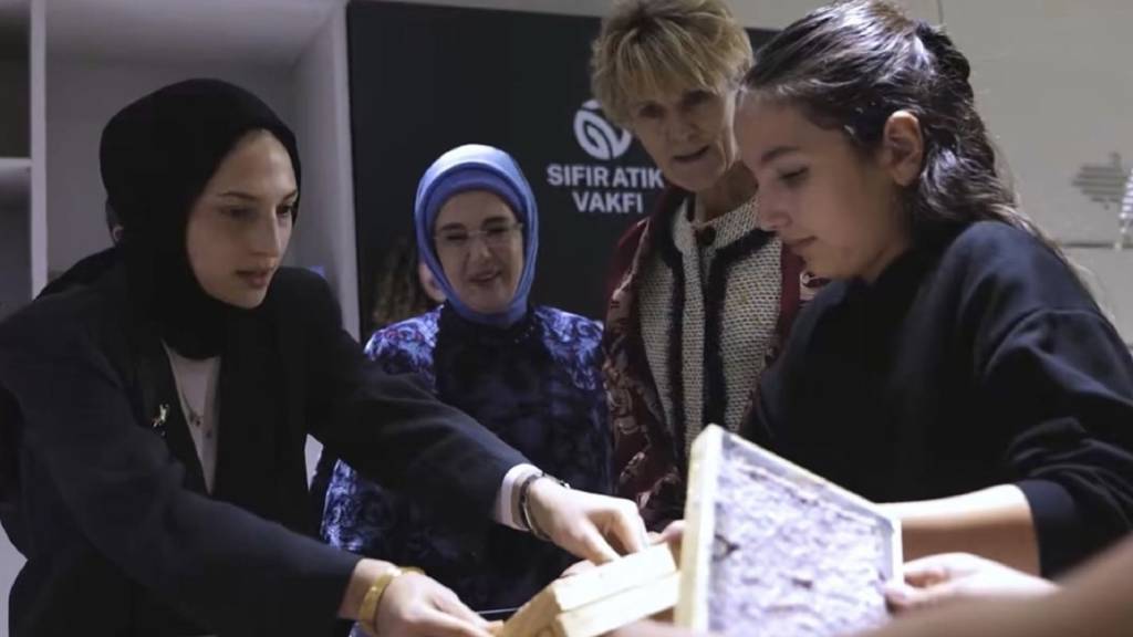 Emine Erdoğan, Diana Fox Carney ile Sıfır Atık Vakfı'nı ziyaret etti