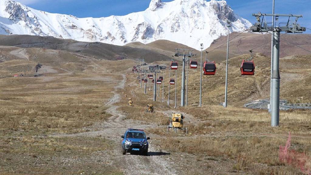 Erciyes Dağı'nda düşen 2 yabancı dağcı için arama çalışması