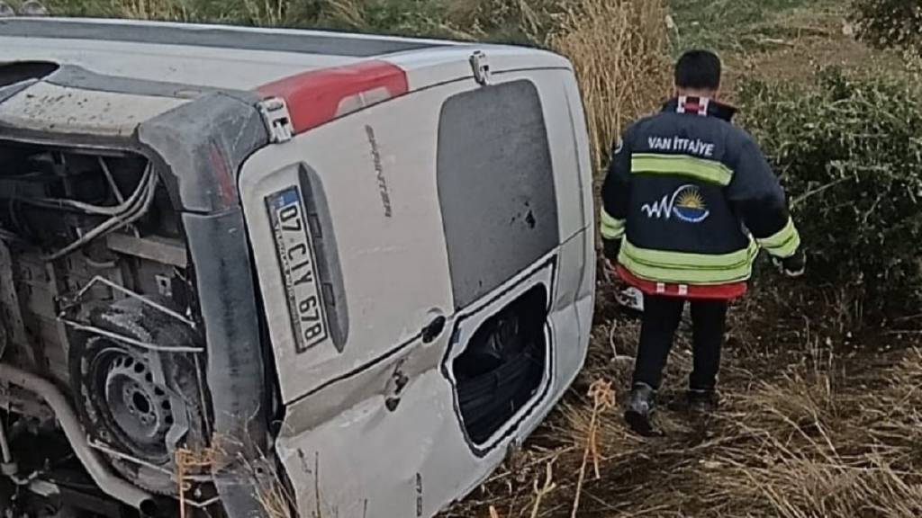 Van'da minibüs devrildi: 6 yaralı