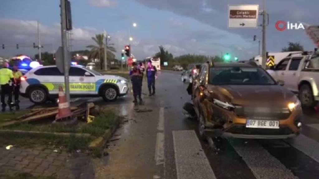 Manavgat'ta kamyon kırmızı ışıkta bekleyen araçlara çarptı: 2 yaralı