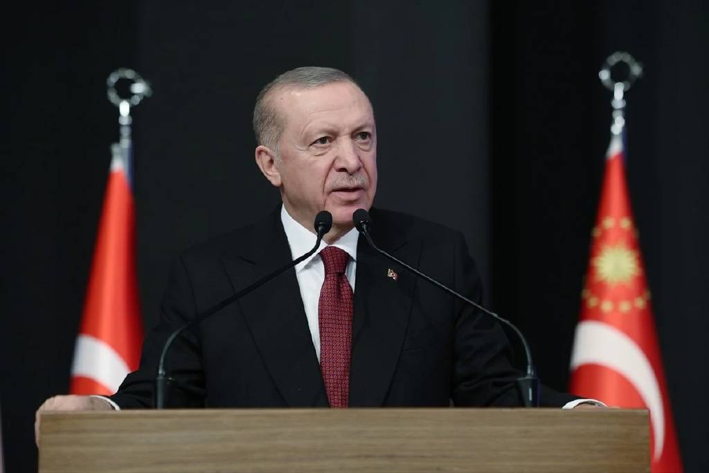 "CHP'nin kürsü saldırısını telin ediyorum"