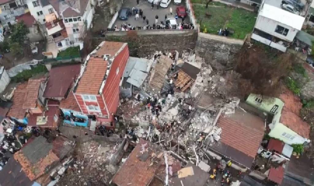 Patlama sonrası Fatih'te 2 bina çöktü