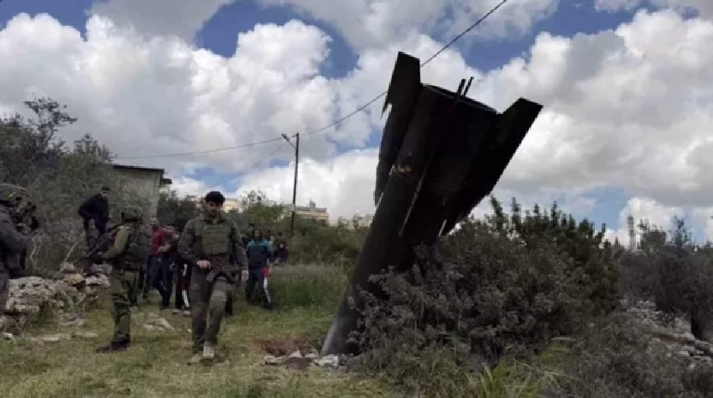 Tel Aviv'e düşen balistik füze görüntülendi