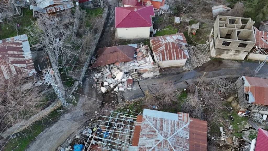 Mersin'de heyelan 100 haneye zarar verdi