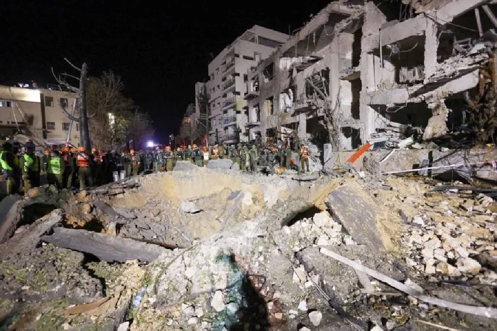 İran'ın füzeleri Tel Aviv'i vurdu: Demir kubbe aşıldı 