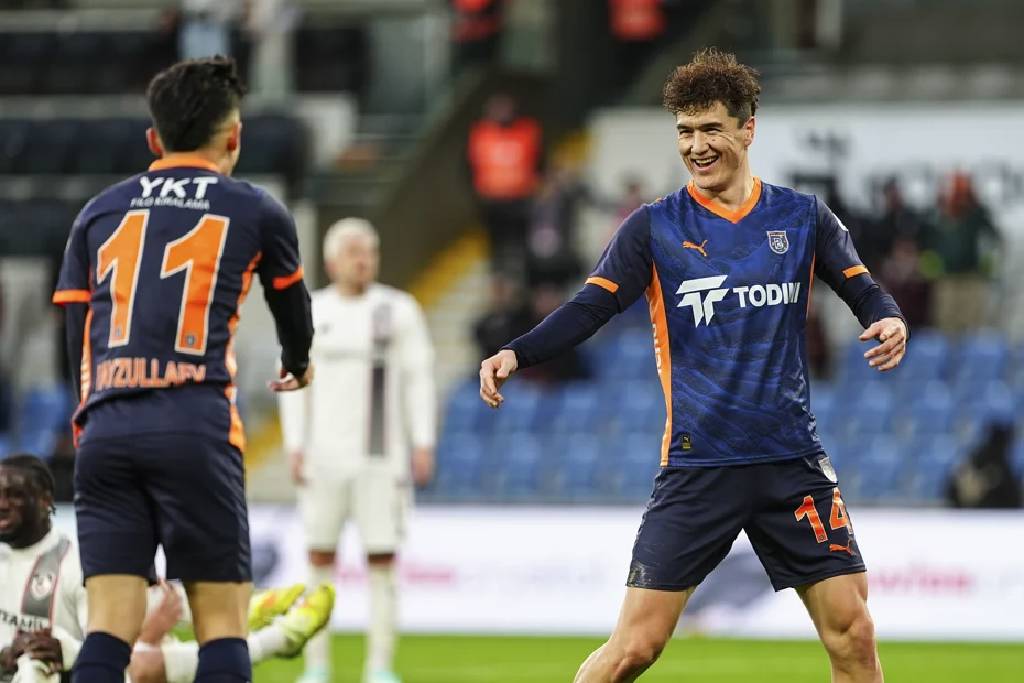 Başakşehir ilk operasyonu bitirdi