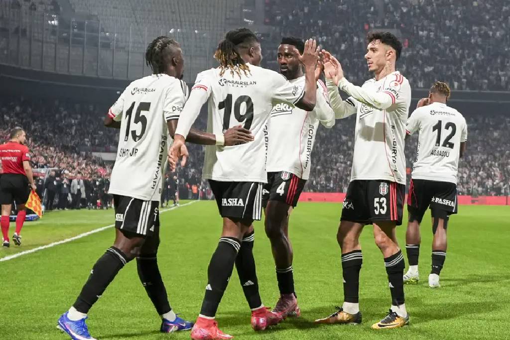 Beşiktaş, Tüpraş'ta turladı