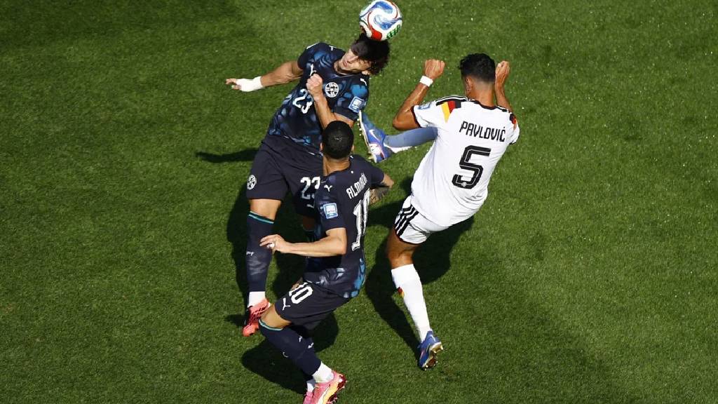 Almanya, Paraguay'a penaltılarla elendi