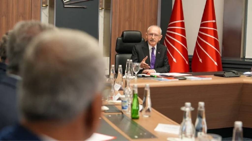 CHP'de 26 il başkanı görevinden alındı