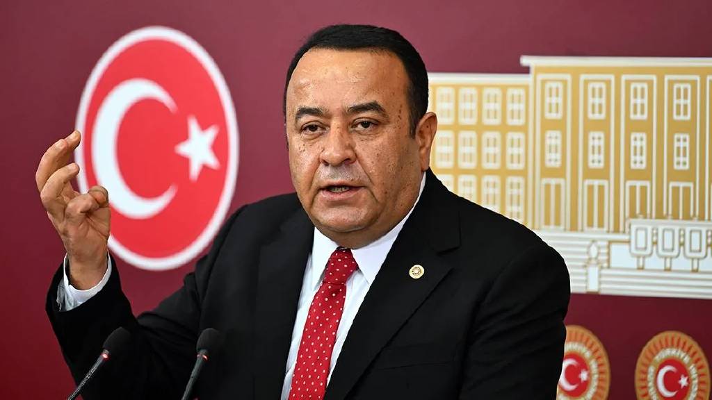 Ankara Milletvekili Adnan Beker görevinden istifa etti
