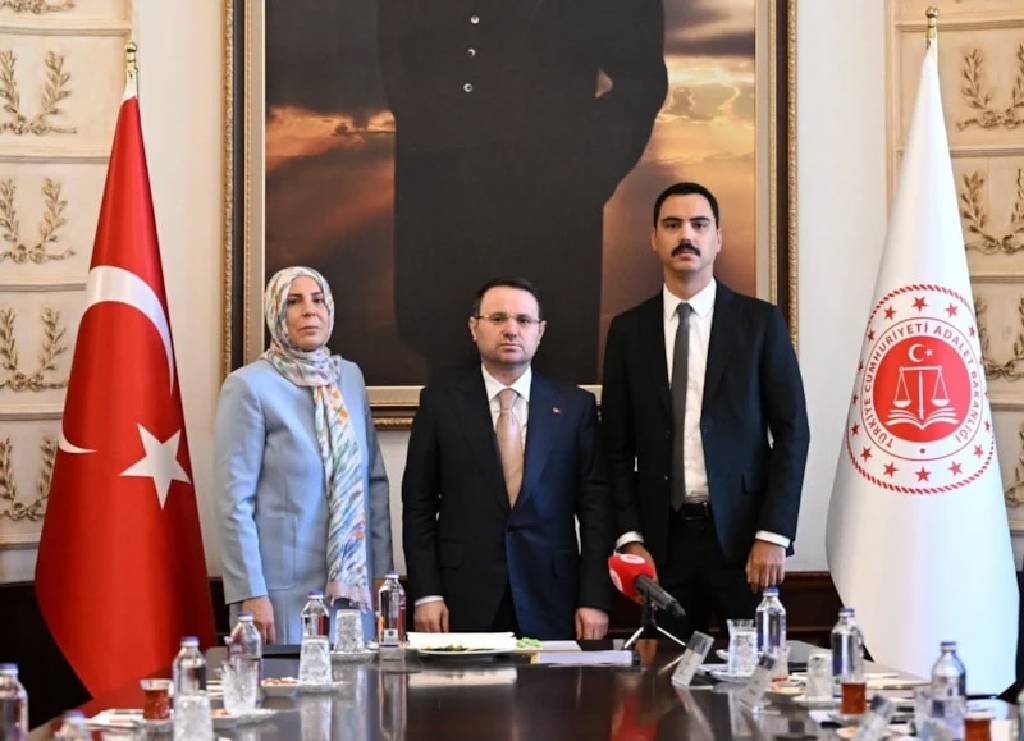 Adalet Bakanı, Muhsin Yazıcıoğlu'nun ailesiyle birlikte