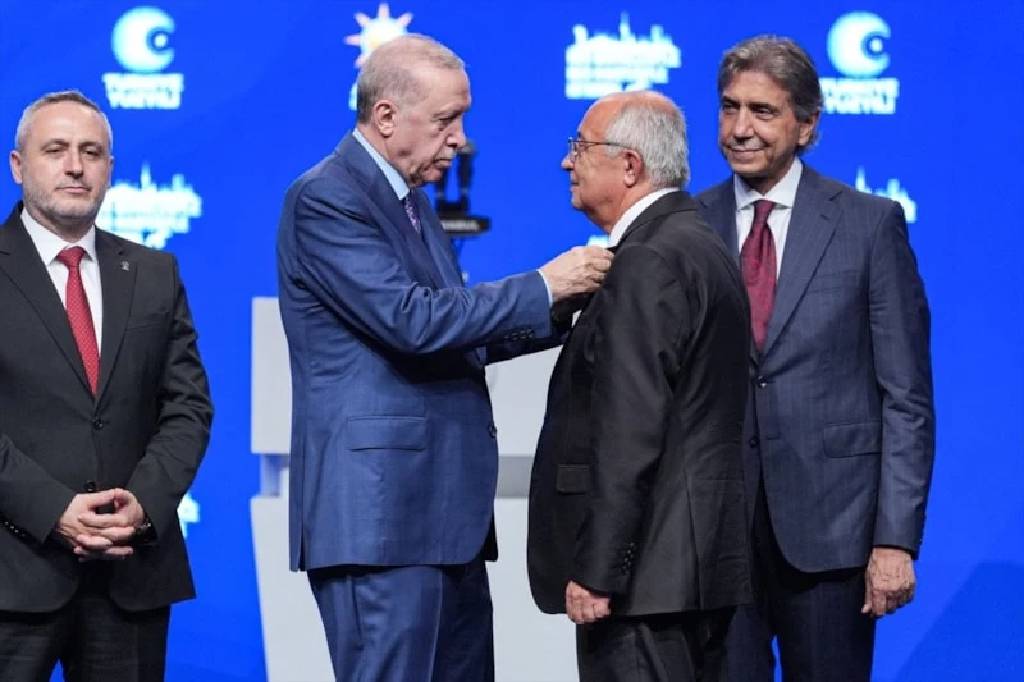 3 Belediye Başkanı daha Ak Parti'ye katıldı