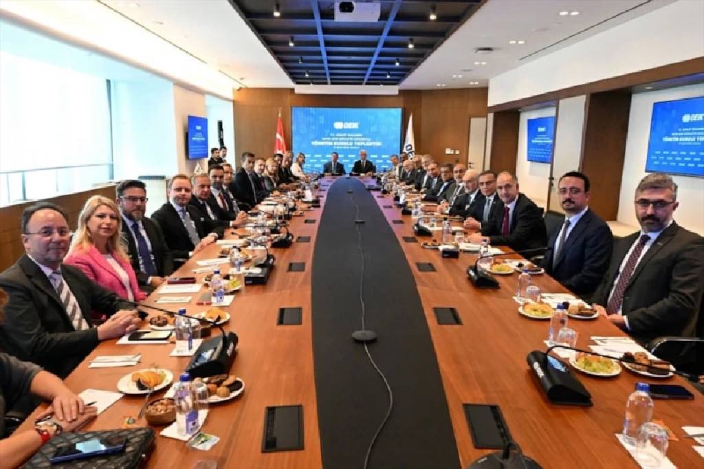 Akın Gürlek'ten DEİK'te hukuk ve ekonomi mesajı