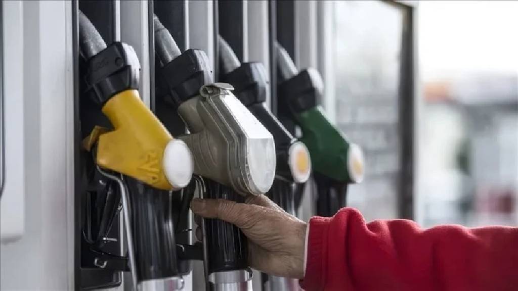 Motorinde tarihi eşik: Litre fiyatı 100 TL'yi aştı