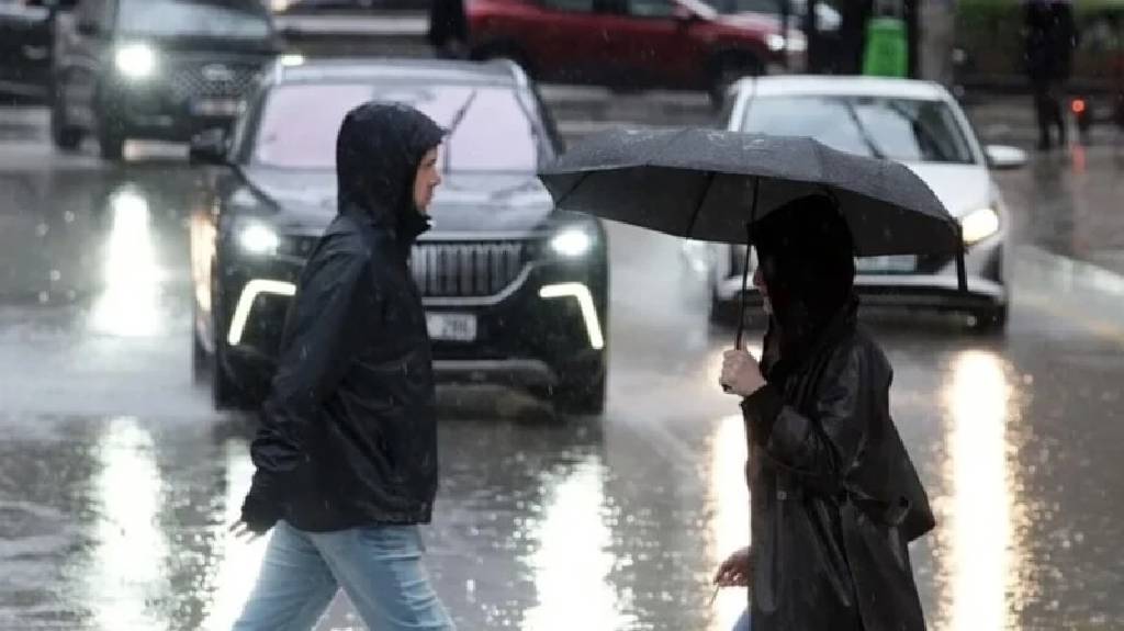 Bazı bölgelerde sıcaklıklar düşüyor: Sağanak yağış geliyor
