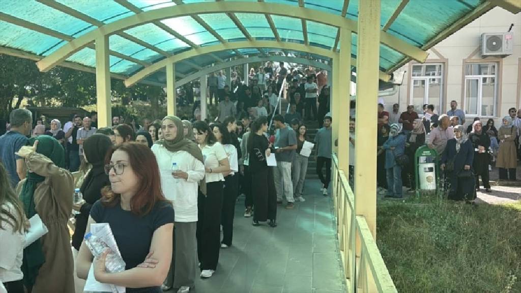 KPSS'de ilk oturum sona erdi: 1,7 milyon aday ter döktü"